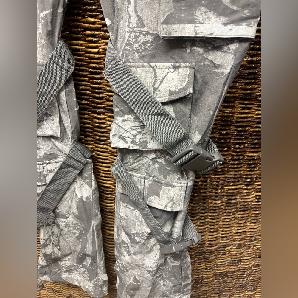 Sample Industries, Men's Camouflage Cargo Pants‎ with straps, Size: Small - Picture 2 of 6
